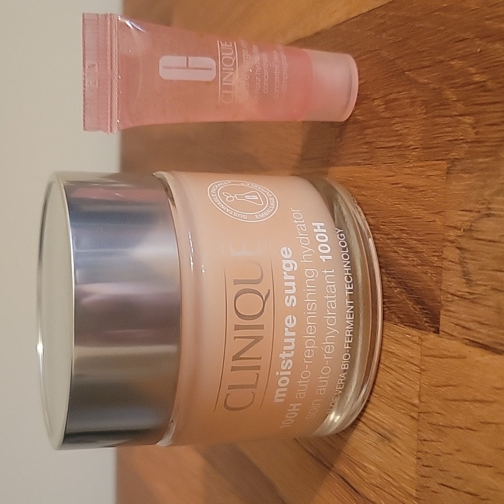 Clinique Moisture Surge 100H Auto-Replenishing Hydrator Plus FREE Sample